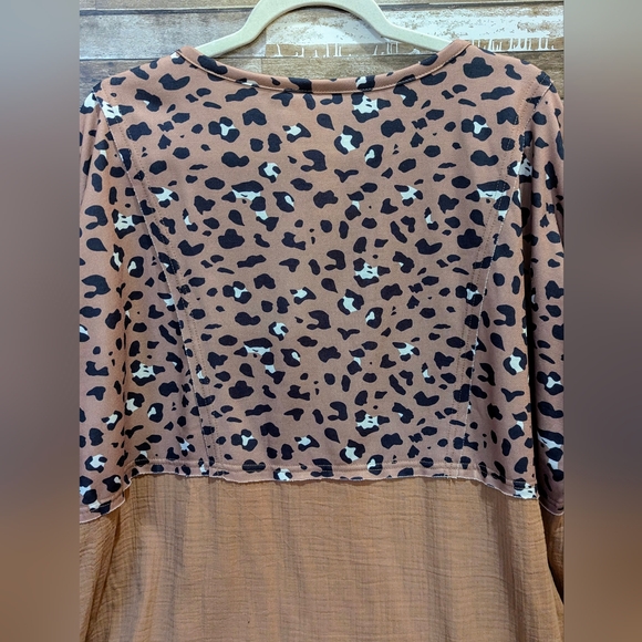 New Textured Raw Edge Drop Shoulder Animal Print W/Tan Hi Lo Side Slit Tunic - Picture 13 of 14